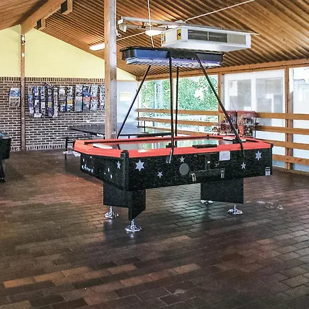 With Fireplace 11 أبينرا