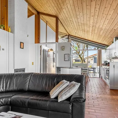 With Fireplace 11 بيت للعطل