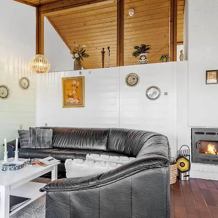 With Fireplace 11 أبينرا